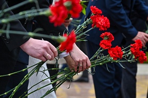 О церемонии возложения цветов к монументу «Братская могила» Мемориального комплекса воинской славы